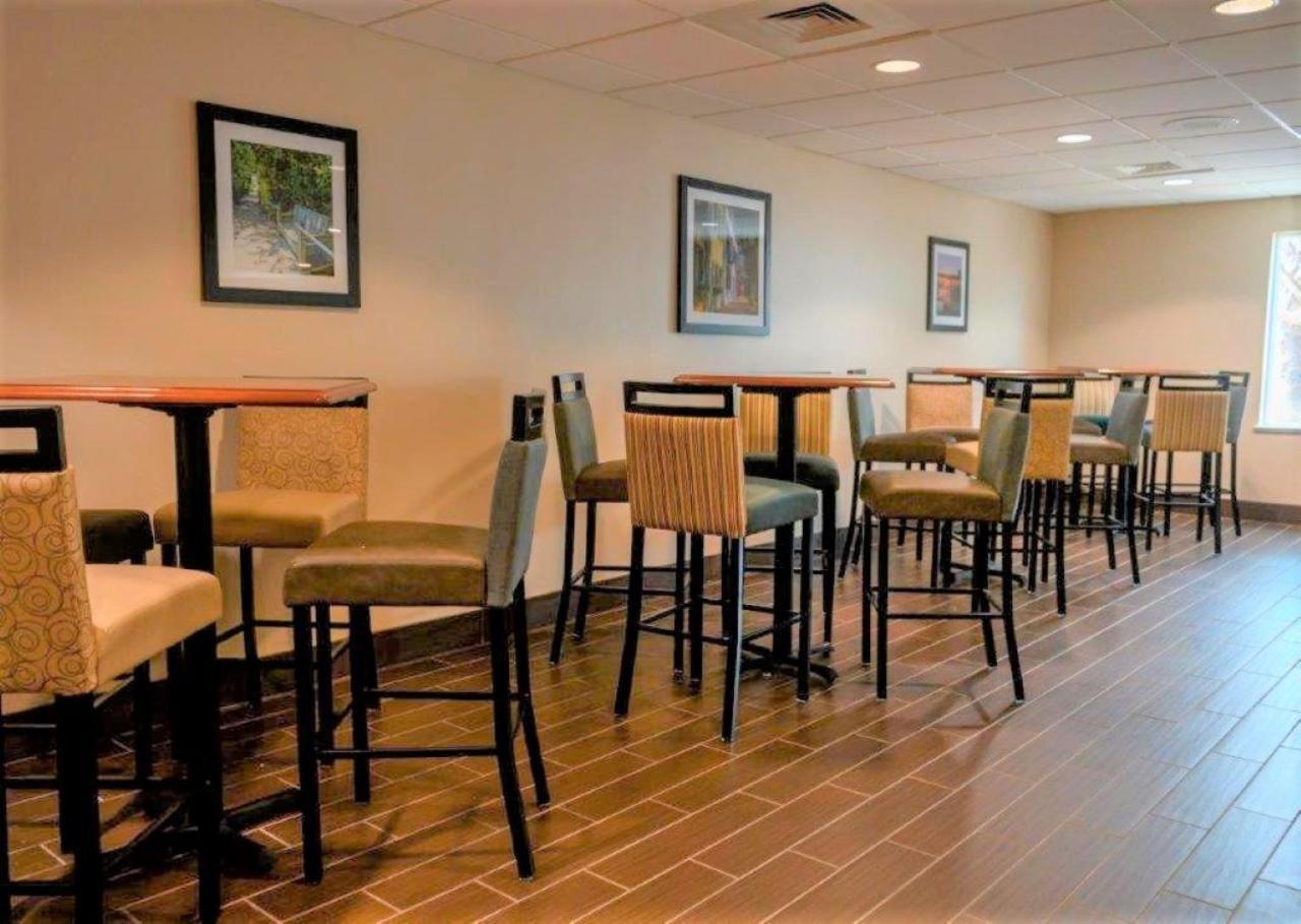 Comfort Inn & Suites Patriots Point Mount Pleasant Bagian luar foto