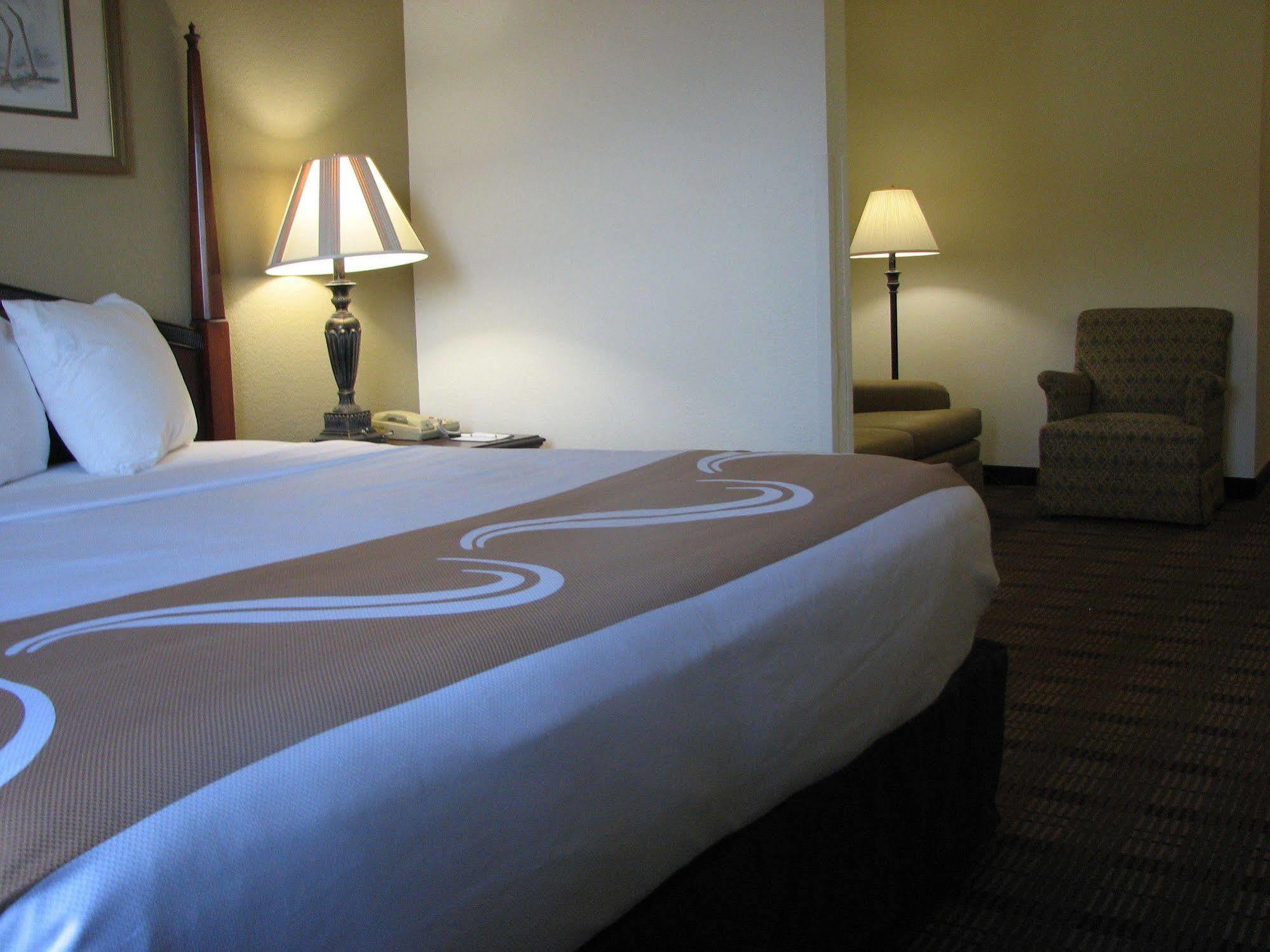 Comfort Inn & Suites Patriots Point Mount Pleasant Bagian luar foto