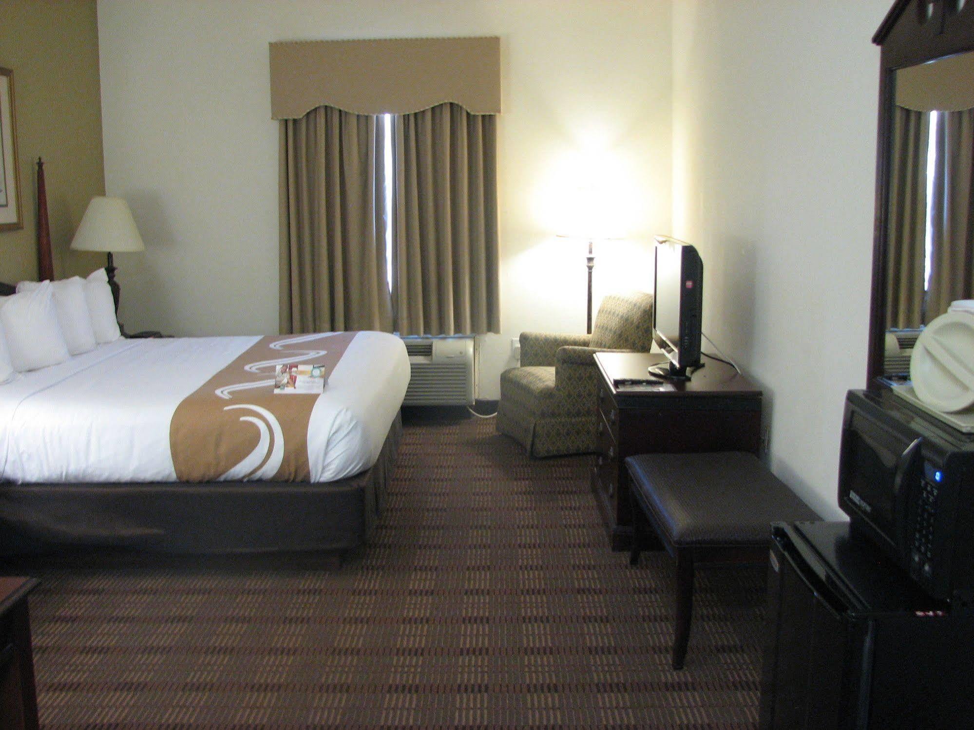 Comfort Inn & Suites Patriots Point Mount Pleasant Bagian luar foto